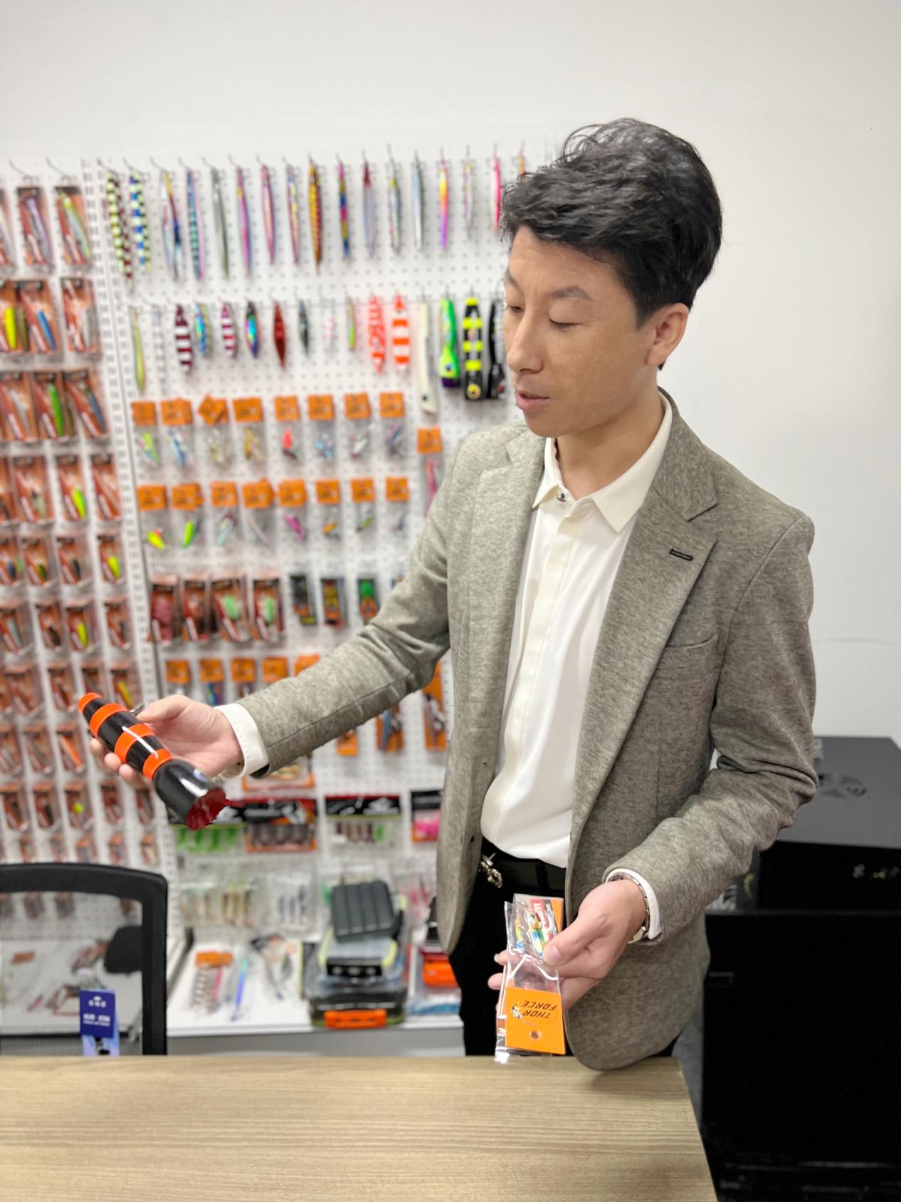 威海观乐户外用品有限公司创始人林峰介绍丰富多样的鱼饵产品