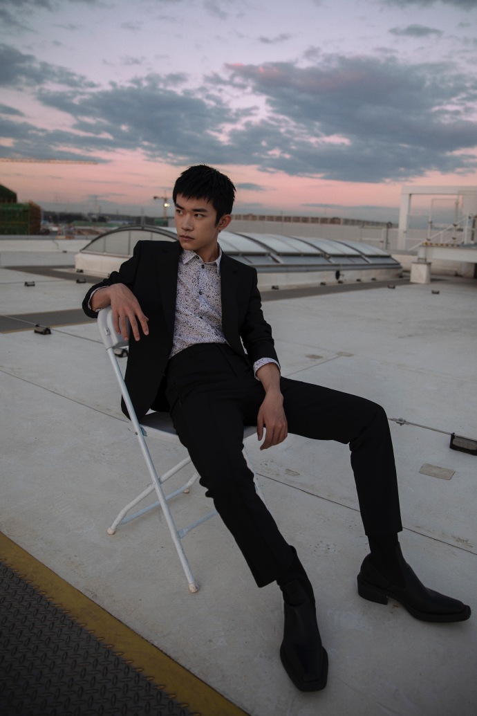 易烊千玺剪狗啃刘海配西装02硬朗帅气成熟又不失少年感