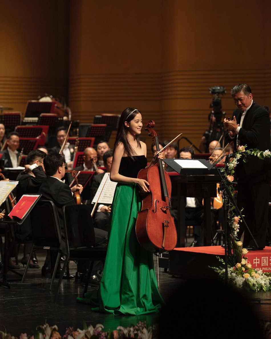 欧阳娜娜穿抹胸拼接礼服秀雪白美肩 手扶大提琴恬静温婉