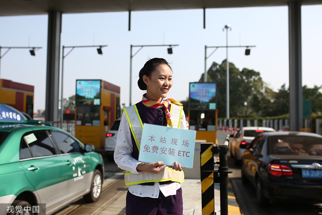 2019年11月14日，广州。工作人员在收费站指引。（图片来源：视觉中国）