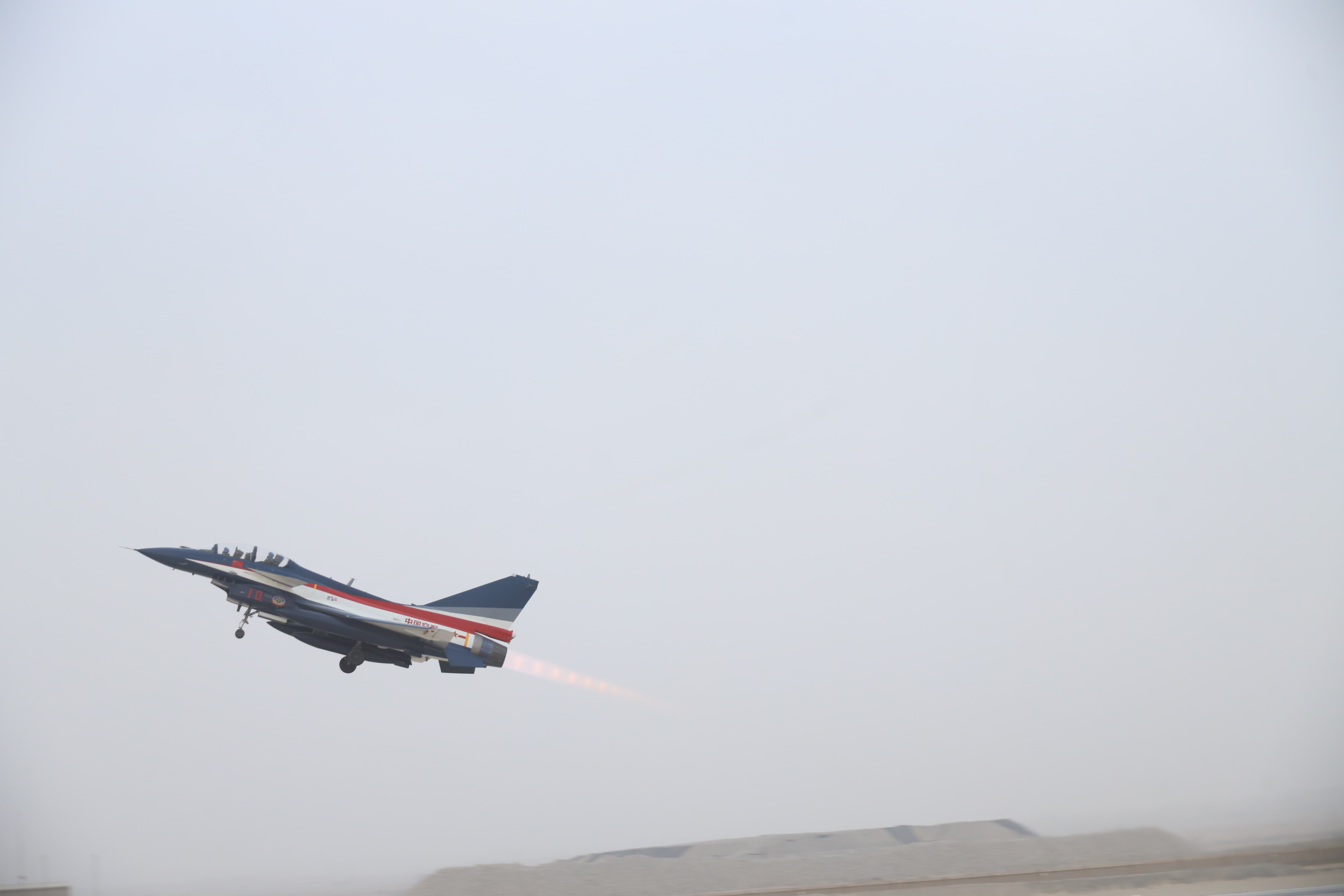 空军八一飞行表演队从西北某机场起飞,应邀参加第二届沙特国际防务展