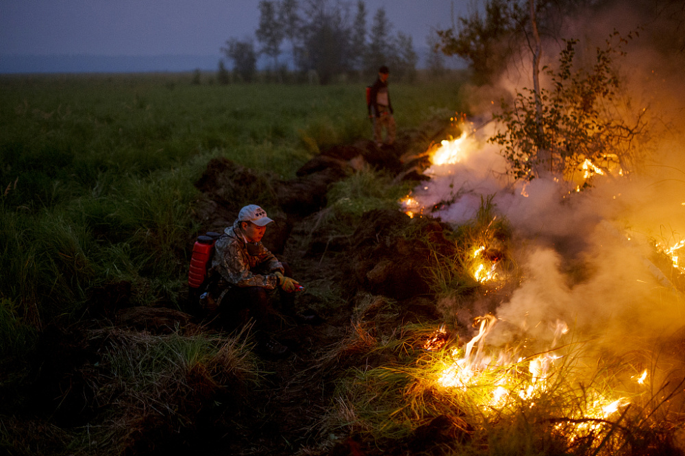 当地时间2021年8月8日，俄罗斯萨哈共和国雅库茨克市，当地森林山火持续，消防工作持续进行中。 图源/人民视觉