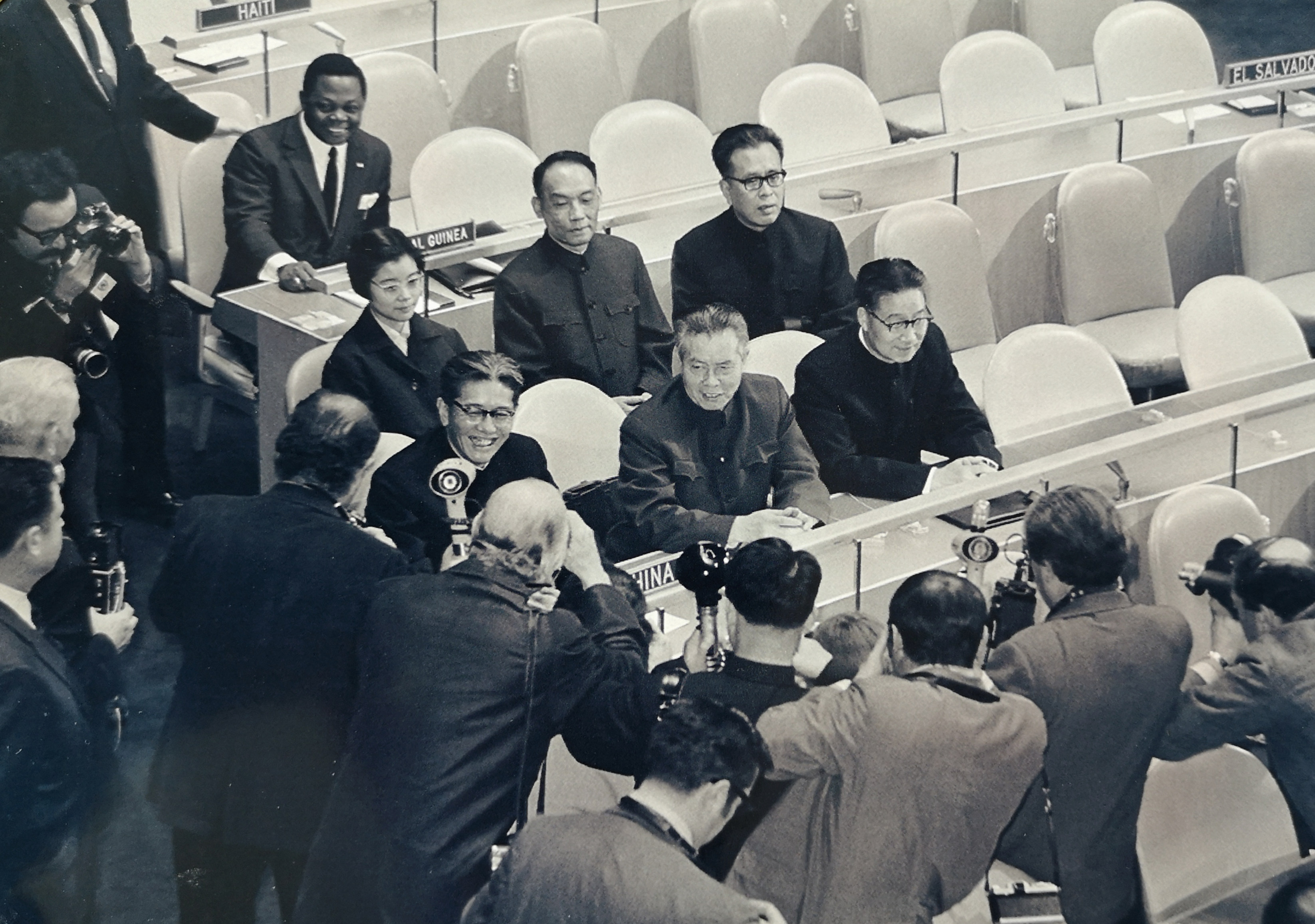 1971年11月，中华人民共和国首个联合国代表团出席会议。受访者供图。