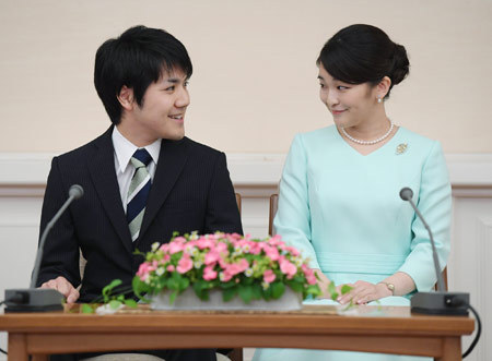 真子与小室圭2017年宣布订婚
