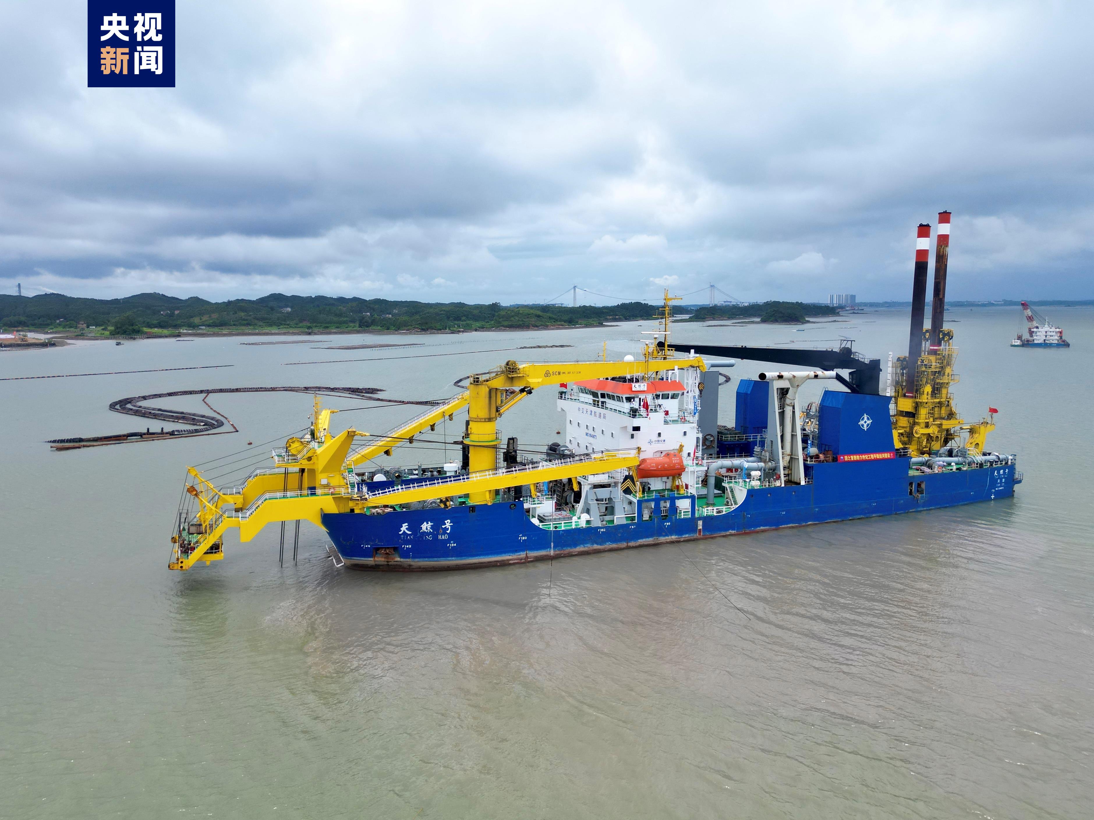 我国自主建造首艘超大型自航绞吸船天鲸号投入平陆运河建设施工