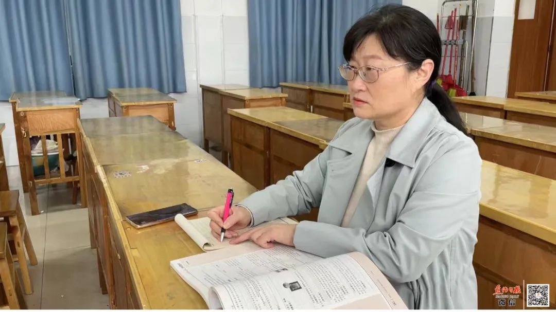 李锦玲老师正在专心记录网课授课要点。