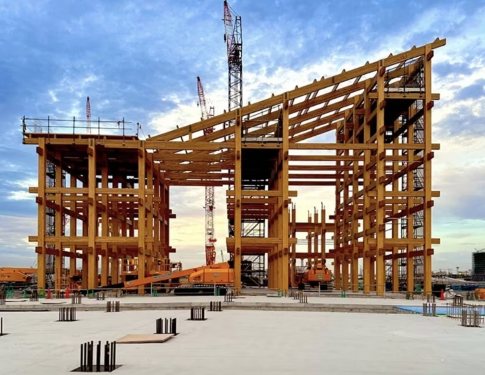 2025年日本大阪·关西世界博览会象征的木制大屋顶施工现场图。