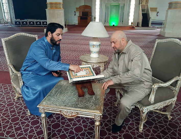 俄罗斯《生意人报》15日关于“苏罗维金现身阿尔及利亚”报道中所配图片