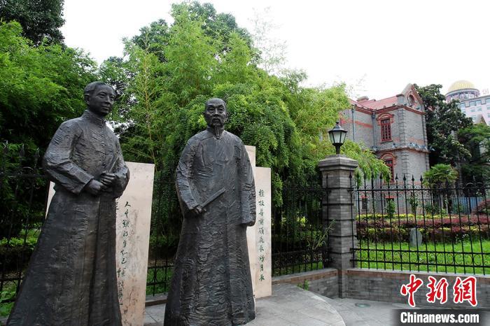 南通博物苑濠河边的张謇和梅兰芳(左)塑像。 许丛军 摄