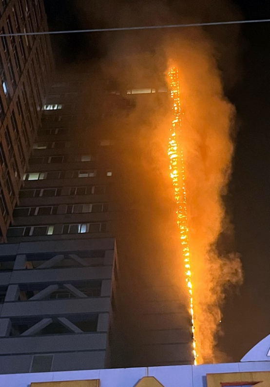 1月9日清晨，韩国釜山市一高层停车建筑着起大火。 图自韩媒