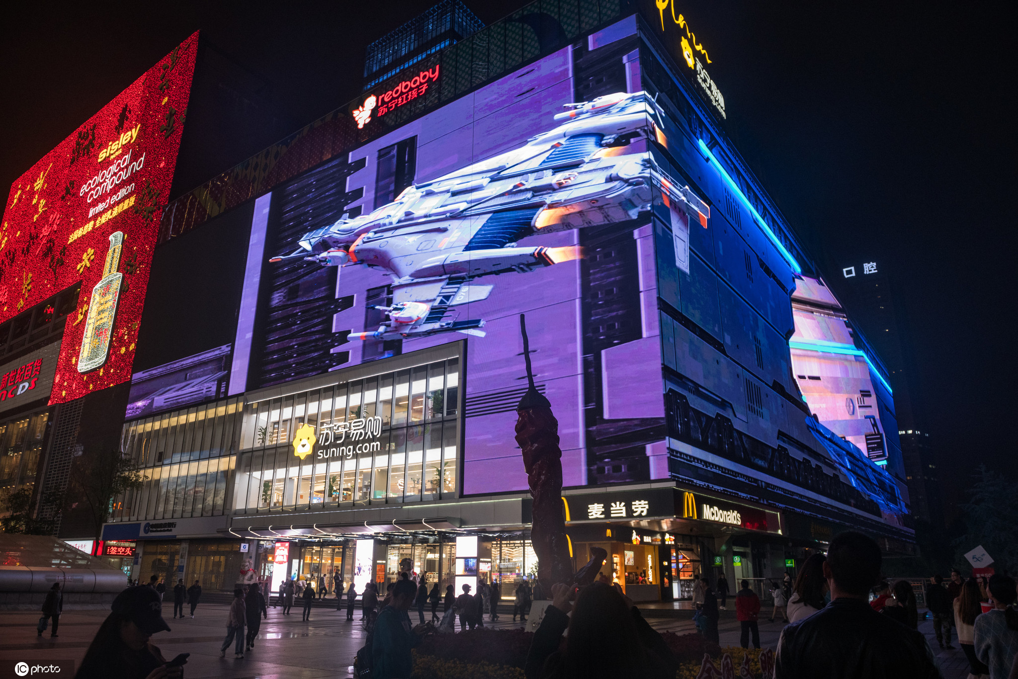 近日,在重庆观音桥商圈led大屏上出现了一座未来城市,一艘神秘的太空