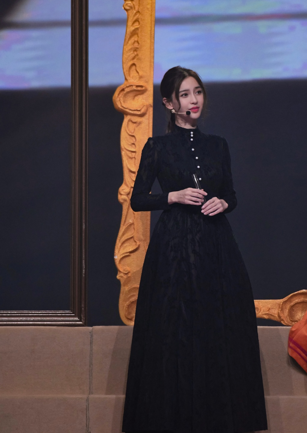 杨颖穿黑色修身连衣裙笑容甜美优雅迷人