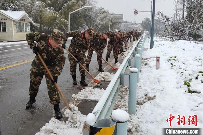 江苏宜兴部分地区积雪化冰 武警官兵出击除雪保畅通