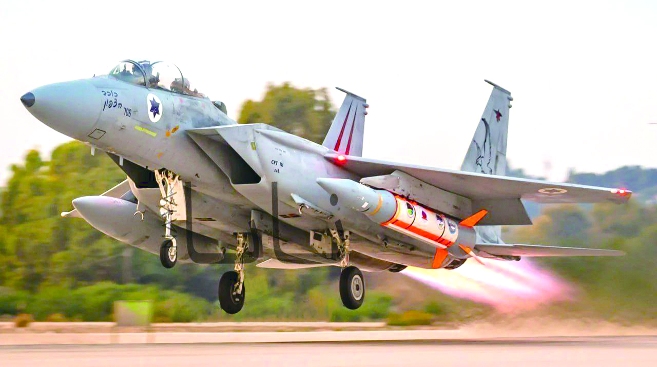 挂载"蓝麻雀"的以军f-15战斗机