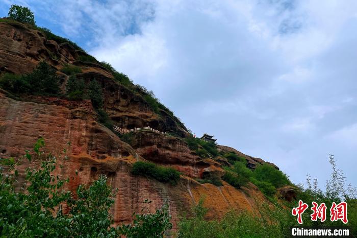 火石寨国家地质(森林)公园内的丹峰赤壁。 中新网记者 李佩珊 摄