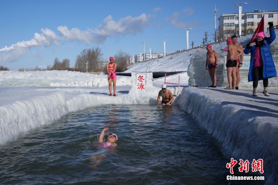 十四冬内蒙古呼伦贝尔冬泳爱好者畅游伊敏河