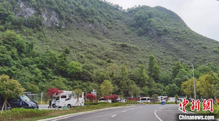 图为贵州平塘天空之桥服务区的房车营地。　周燕玲　摄
