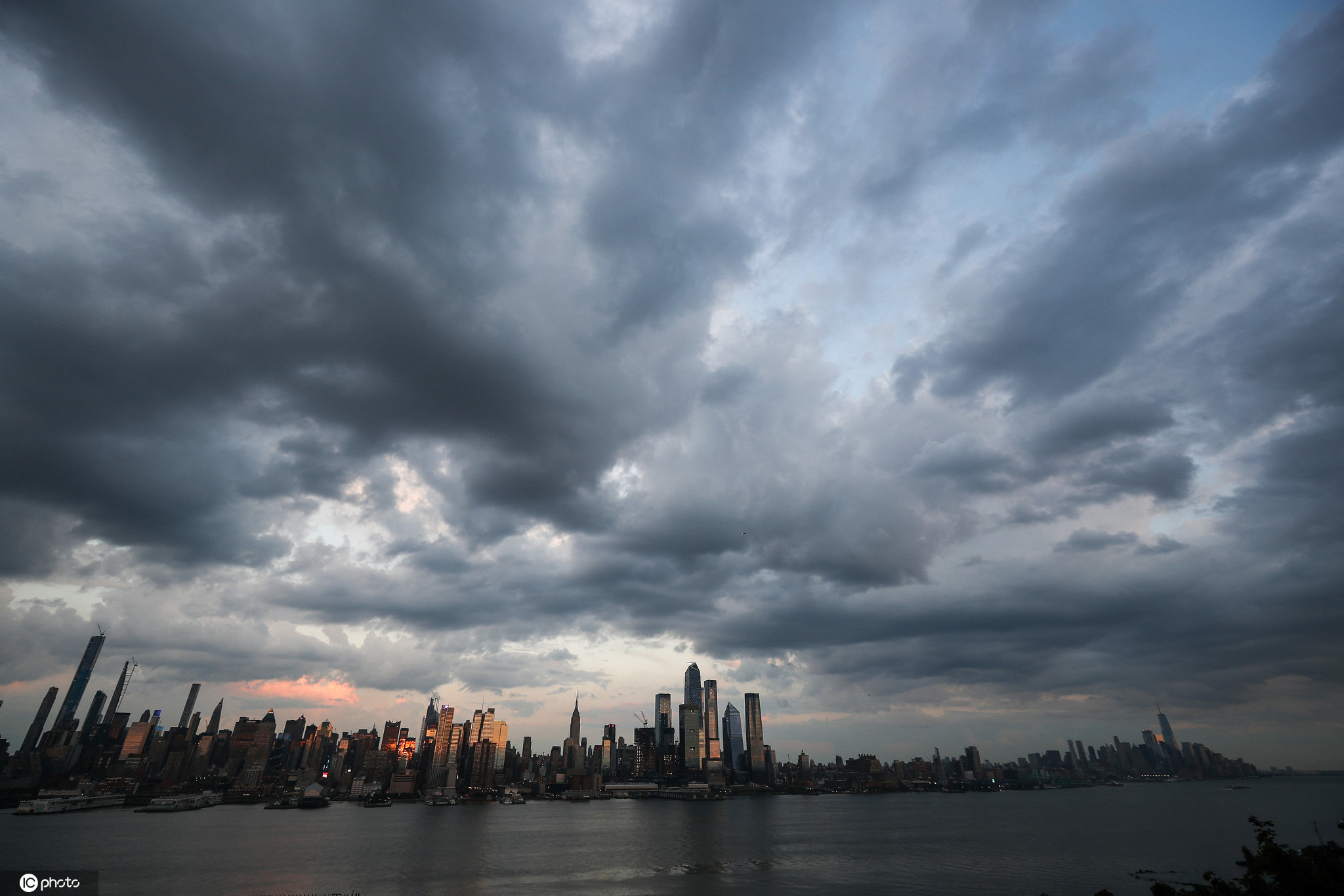 黑云压城城欲摧纽约曼哈顿天空乌云密布