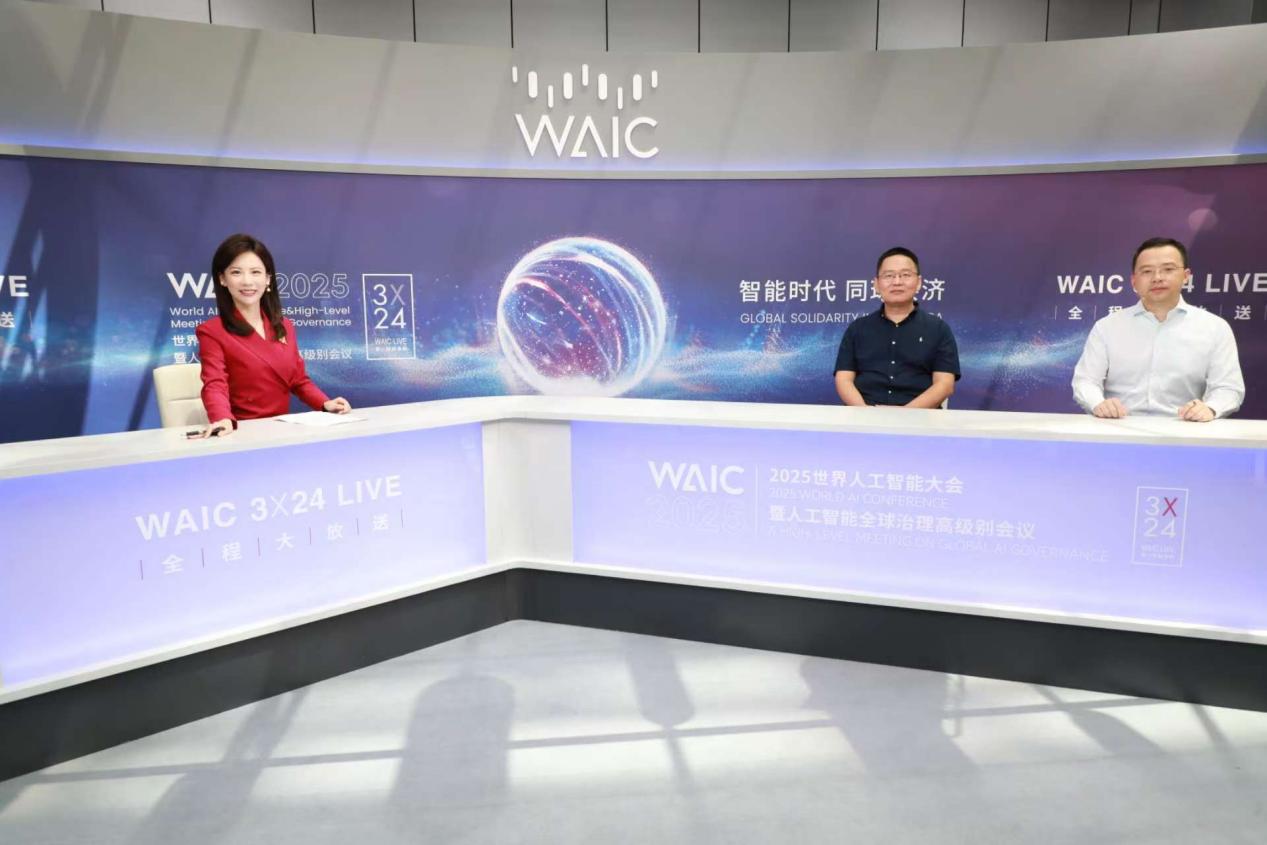 左2：万联易达集团副总裁-杜新凯