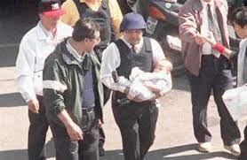 图片说明：1997年，时任台北市刑警大队长侯友宜押解白晓燕案主犯陈进兴归案；侯友宜抱出被绑架婴儿一时成为媒体焦点。
