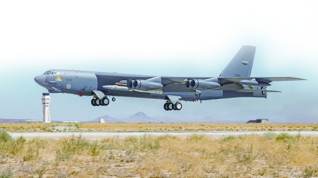 挂载AGM-183A导弹的B-52轰炸机。