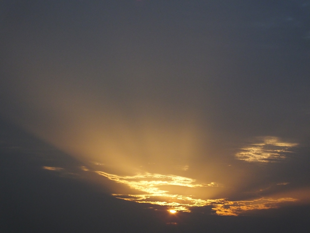 湖北宜昌日出太阳放金光酷似佛光普照