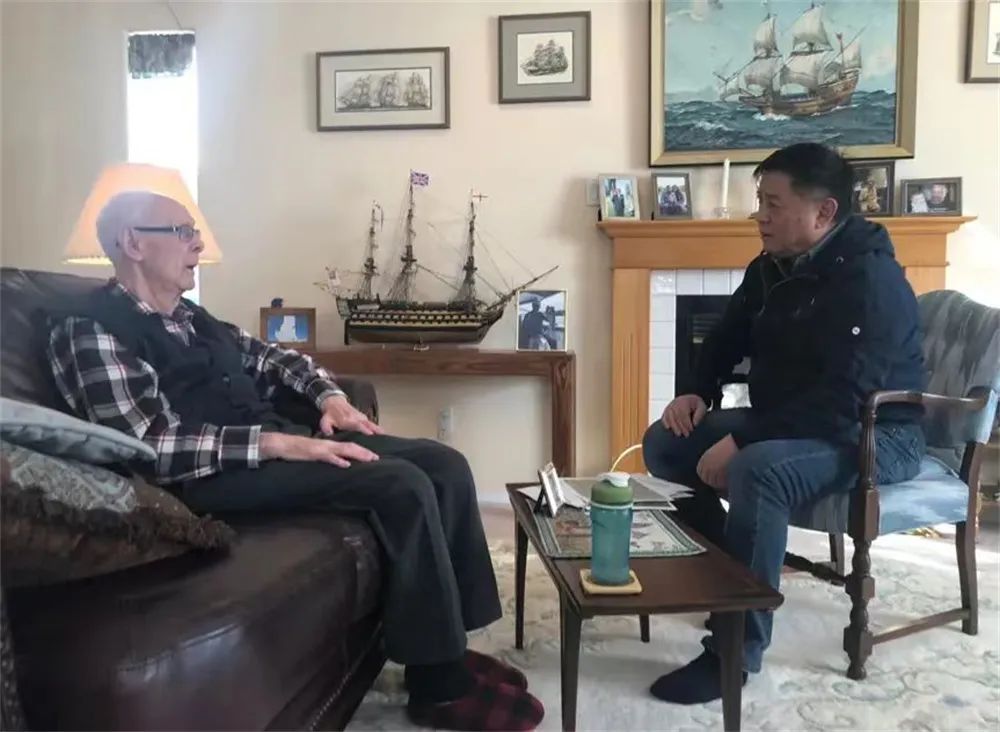 纪录片《里斯本丸沉没》花絮图。方励采访当年的幸存者。