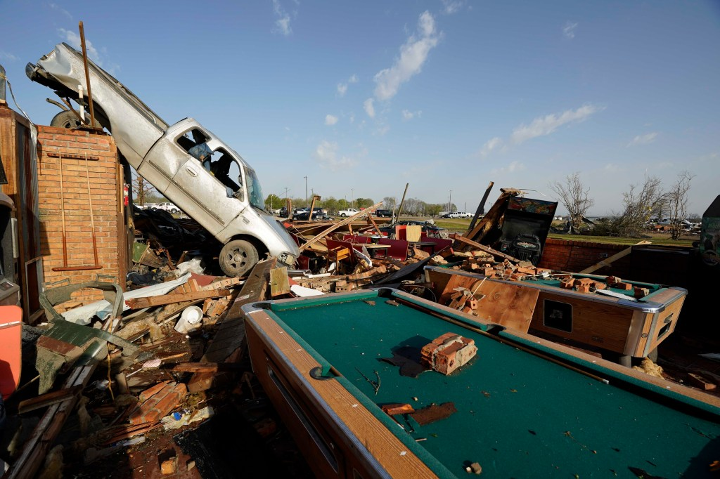 龙卷风摧毁了罗灵福克镇的房屋、汽车等 图源：美媒