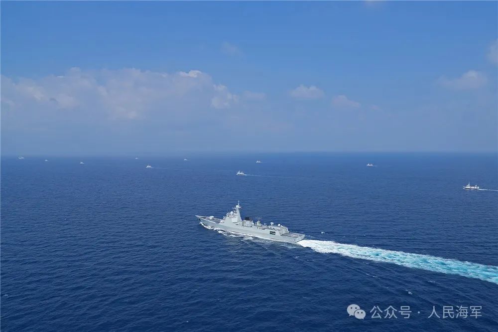 ▲护航期间，乌鲁木齐舰圆满完成10艘渔船护航任务 