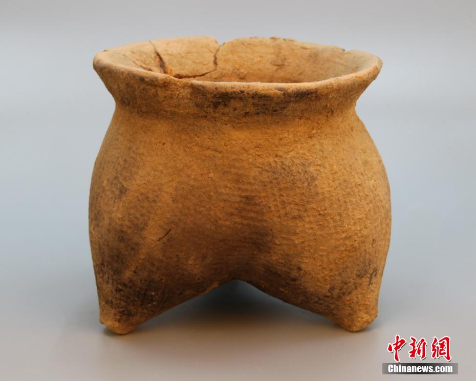 图为出土夹砂褐陶疙瘩陶鬲（小）。 中国社会科学院考古研究所丰镐队 供图