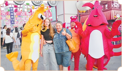 俄罗斯游客在珲春市渤海古镇景区游玩。郎 鹏摄