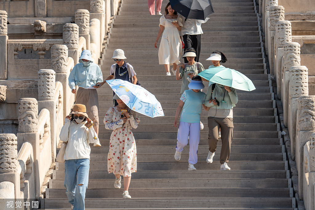 2023年6月24日,北京,端午40度高溫天氣,遊客在烈日炙烤中撐傘遊覽故宮