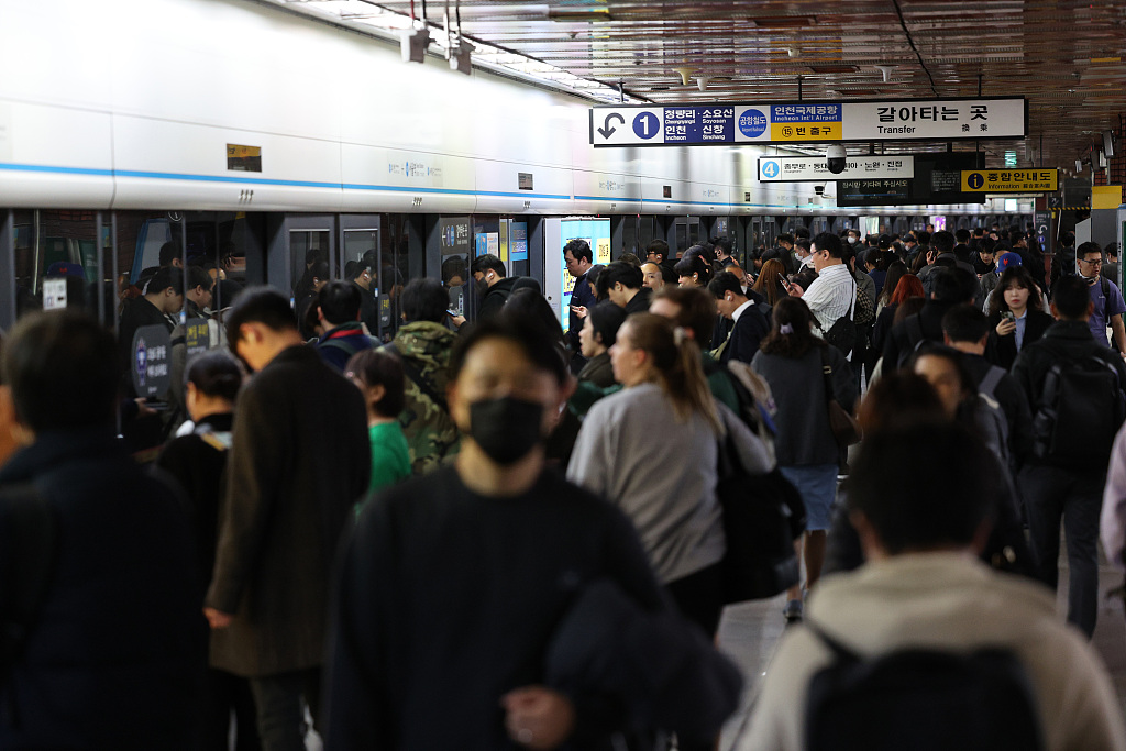 韩媒:为缓解拥挤程度,首尔地铁在通勤高峰期运行无座车厢