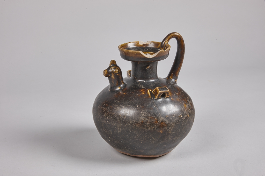 韩国古墓出土的黑釉鸡头壶(汉城百济博物馆)