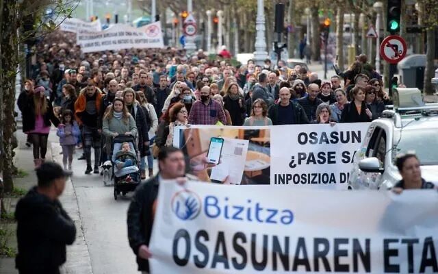 ▲ 2021年12月26日，在西班牙巴斯克市圣塞巴斯蒂安，示威者参加由“Bizitza”（生命）协会号召的示威活动，抗议为儿童提供健康通行证和新冠肺炎疫苗。