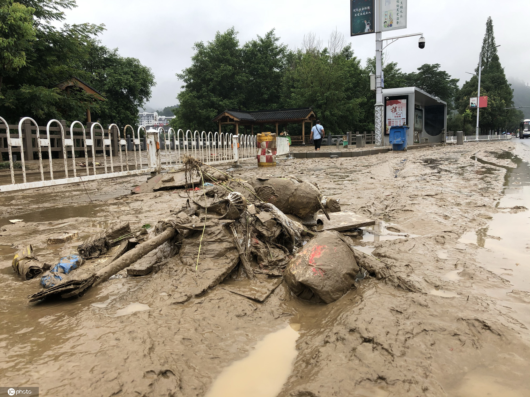 安徽歙縣洪水退去城區加快清淤