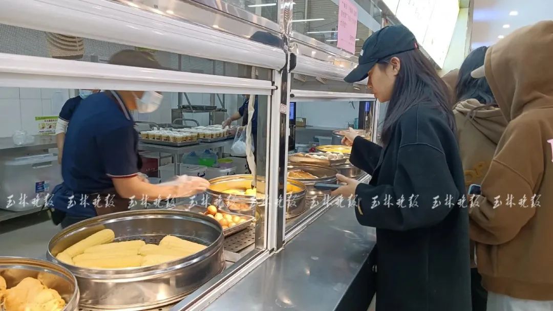 学生在食堂排队买早餐。(图源玉林新闻网)