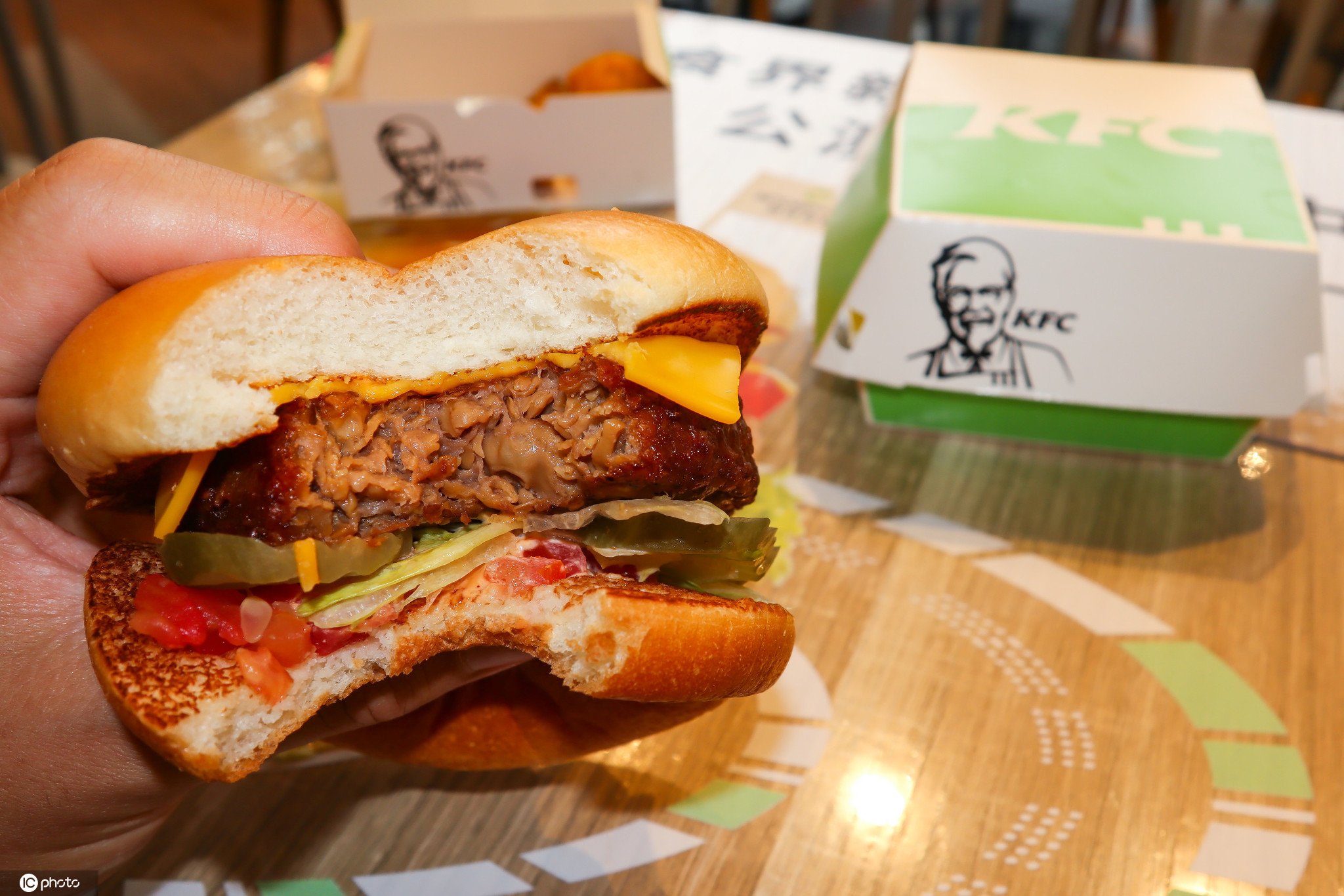 6月3日,肯德基杭州蚂蚁金服餐厅内,许多进店的顾客都尝到了最"新鲜"的