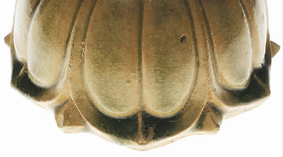 南朝青釉覆莲纹座五管烛台(局部) 动脉影摄