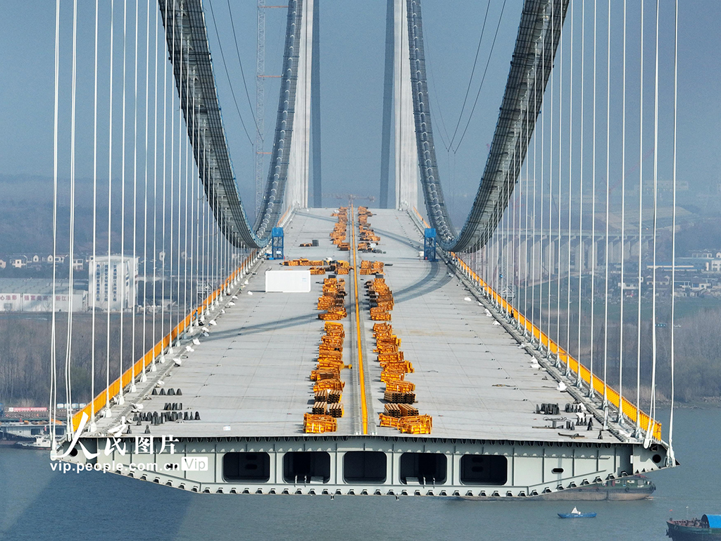 江苏扬州龙潭长江大桥建设稳步推进