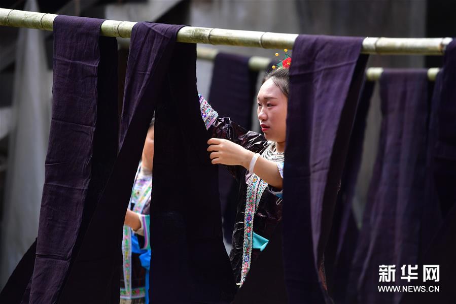 10月25日，乌英苗寨苗族姑娘在亮布文化节上晾晒亮布。