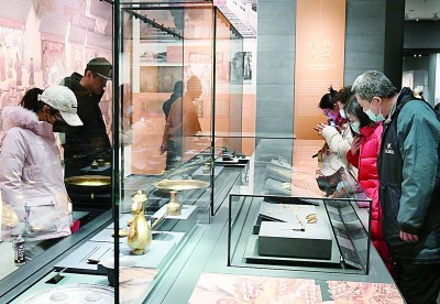 观众在北京首都博物馆参观.