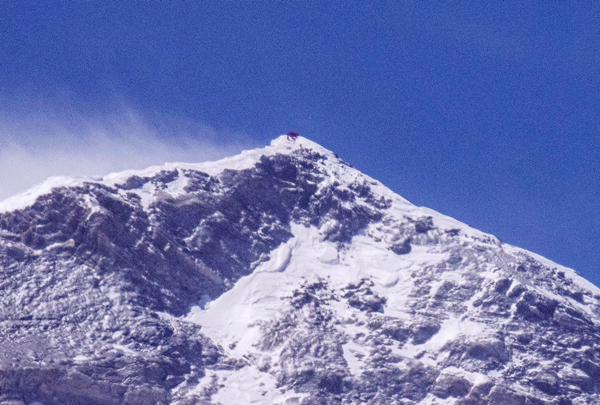 图说：超远摄镜头拍摄的正在珠峰峰顶工作的2020珠峰测量登山队队员 新华社图