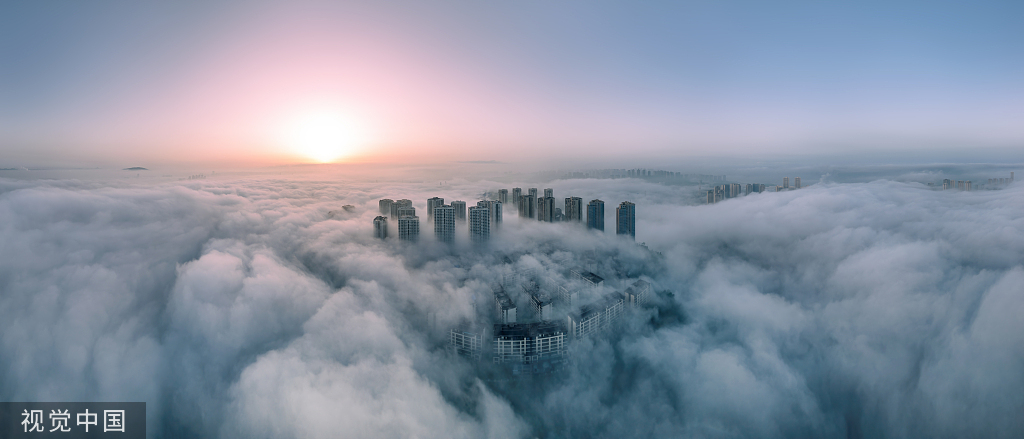重庆春雨过后山城现轻纱薄雾