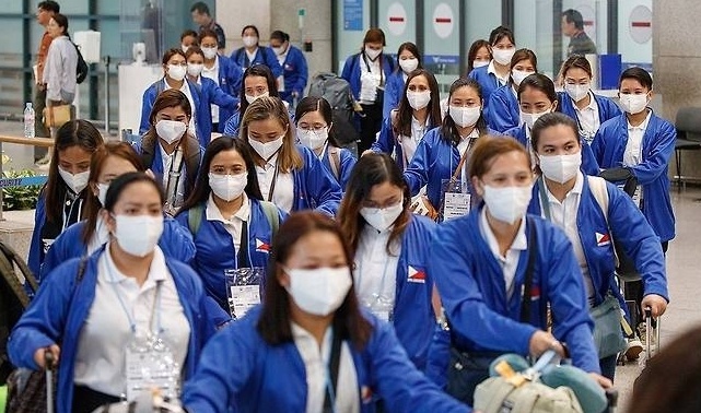 图为菲律宾家政服务人员入境韩国，图源：韩媒