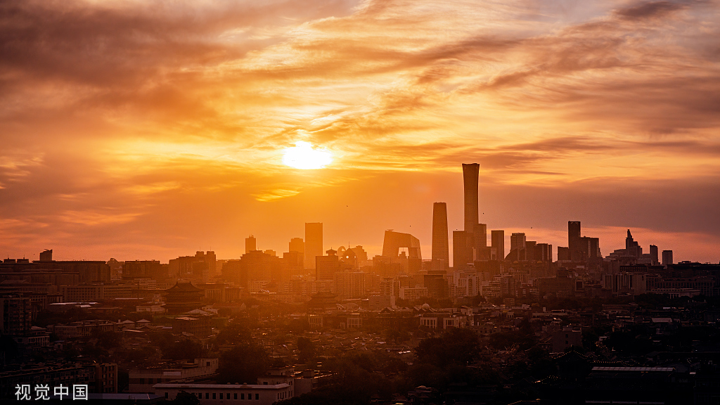 北京出现橙红朝霞日出后天空澄澈
