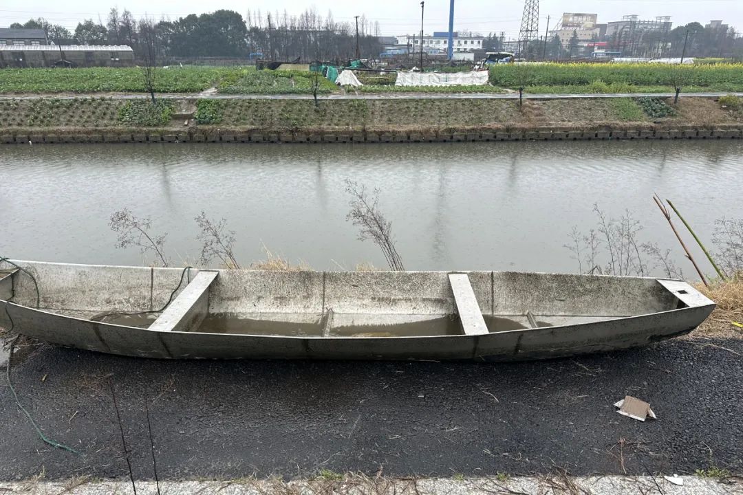 "家住曹娥街道的周师傅怎么也想不到,停在四环平台旁的不锈钢渔船竟然