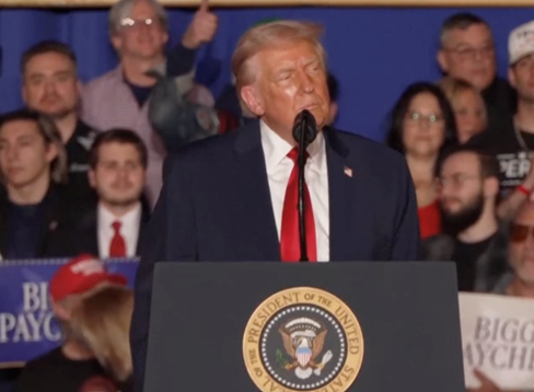 美东时间9日,特朗普在宾夕法尼亚州一场集会上发表讲话。图源:外媒视频截图