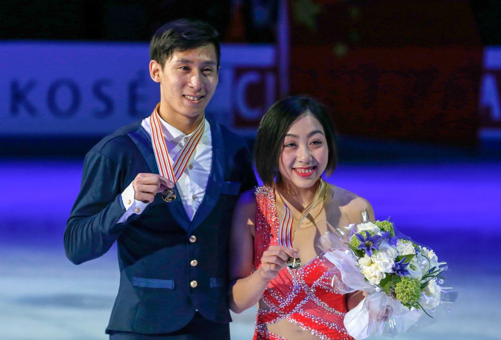 2017年3月30日，隋文静（右）/韩聪在芬兰赫尔辛基举行的2017年花样滑冰世锦赛双人滑比赛颁奖仪式上。新华社发（马蒂凯宁摄）