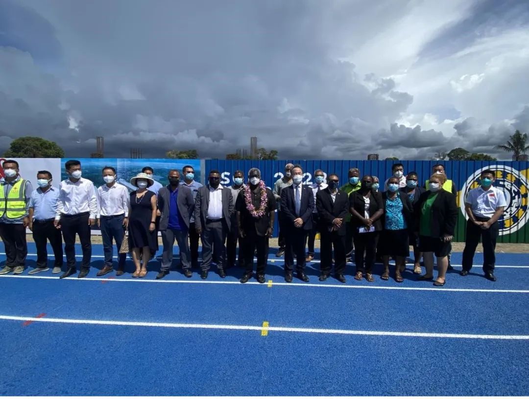▲ 2022年4月22日，中国驻所罗门群岛大使李明和所罗门群岛总理索加瓦雷共同出席中国援所体育场馆项目训练跑道移交仪式。这是所罗门群岛历史上第一条国际标准现代化跑道。